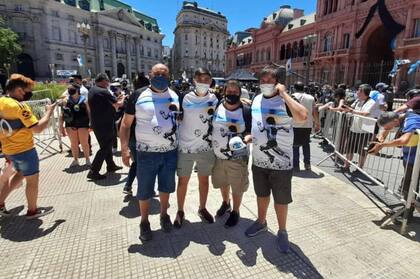 A la derecha, de la foto, Hernán Amez. A su lado, Alejandro Veron. Ambos son los fundadores de la Iglesia Maradoniana. Hoy fueron al velatorio en la Casa Rosada