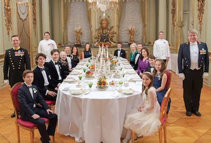 A la derecha de Margarita, sus nietos Christian, Nicolás y Vicente. A su izquierda, se sentaron el príncipe heredero Federico, la princesa Marie y la princesa Isabella. Siguiendo la mesa vemos a Félix de Dinamarca, la princesa Benedicta, el príncipe Federico, la princesa Mary, el príncipe Enrique y las pequeñas de la familia, Atenea y Josefina.