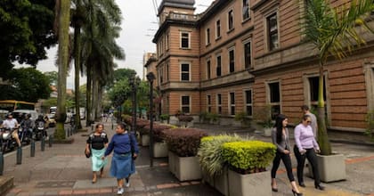 A la derecha el edificio donde funciona la Arquidiócesis de Medellin