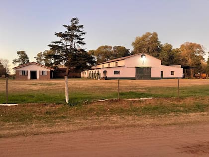 A la derecha, el galpón donde estaban los agroquímicos en el campo de David Lacroze