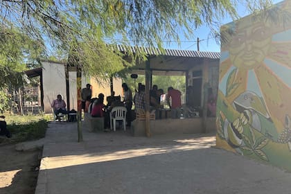 A la derecha, el mural pintado por los jóvenes de la comunidad
