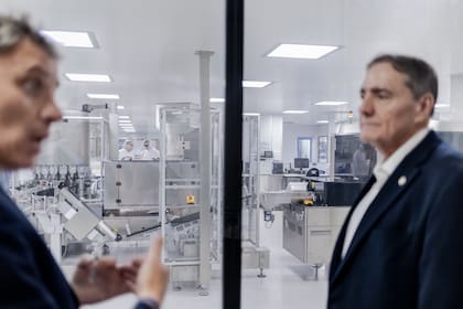A la derecha, Jarbas Barbosa, director de la OPS, durante una recorrida por la planta del laboratorio argentino al que el organismo le asignó un 50% de la provisión de vacunas antigripales a cuatro años que los países compran a través de sus fondos rotatotios