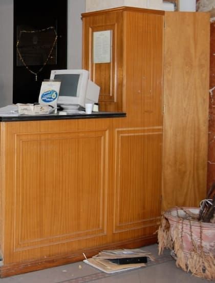 A la derecha, la maceta ubicada en el lobby del hotel Central Park en la que se escondió el dinero de la recaudación