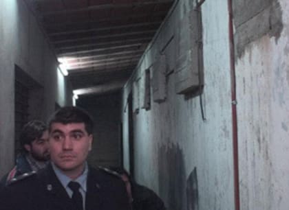 A la derecha, las ventanas, luego tapiadas, desde donde los presos vieron como golpeaban al estudiante Miguel Bru