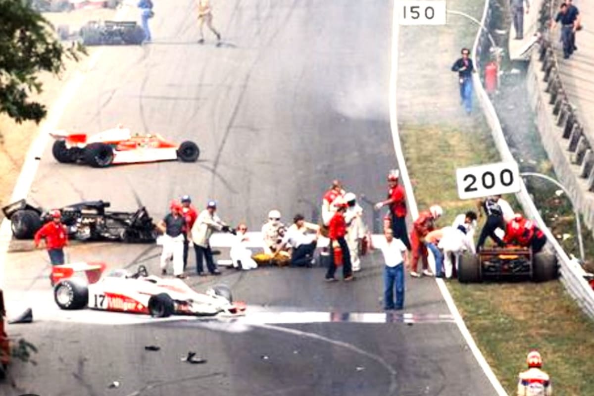 A la derecha, los auxiliares asisten a Vittorio Brambilla; en el medio de la pista, varios pilotos sacaron a Ronnie Peterson del Lotus negro, en medio del fuego