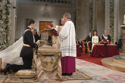 A la derecha, los reyes eméritos Juan Carlos y Sofía, en el interior de la catedral de la Almudena de Madrid. Su boda, el 14 de mayo de 1962 en Atenas, fue más complicada. Para casar a don Juan Carlos, católico, y Sofía, ortodoxa, fueron necesarias tres ceremonias distintas. El clero ortodoxo griego no veía con buenos ojos que la hija mayor del rey de Grecia se casara con un católico. La solución la aportó el entonces papa Juan XXIII: dos bodas (a la que se sumó la civil). La primera, católica, en la catedral de San Dionisio; la segunda, ortodoxa, en la de Santa María, y una tercera, civil, en el salón del Trono del Palacio Real de Atenas