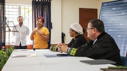 A la diligencia de entrega digna asistieron los magistrados Alejandro Ramelli (der.), Nadiezhda Henríquez y Hugo Escobar (izq.)