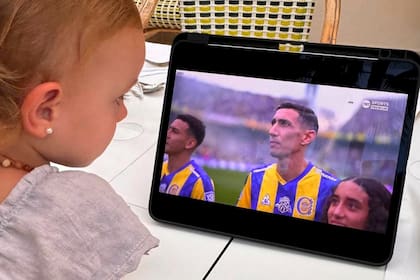 A la distancia, por las aplicaciones, Lo Celso no se pierde detalles de Central y de su amigo Di María... con una compañera muy especial frente a la pantalla