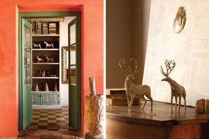 A la entrada del espacio de Josefina, un antiguo mortero santiagueño. En las bibliotecas hechas a medida (Le Bambole) algunos de sus delicados animales en papel.
