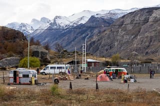 El pueblo que se quedó sin su única cancha de fútbol, tomada por familias en carpas y casillas rodantes