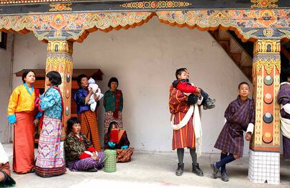 A la espera del comienzo de los bailes del tsechu, festival religioso que se celebra en el Punakha Dzong.
