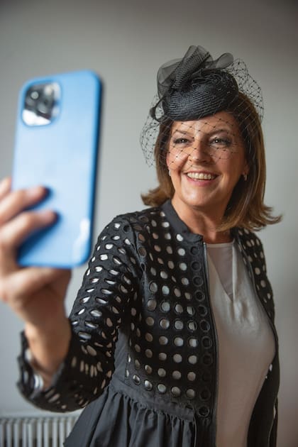 A la hora de crear tengo en cuenta la personalidad y el look de quien lo va a llevar. Todo tiene que estar en perfecta armonía. Si un sombrero llama demasiado la atención, genera un desequilibrio, y eso no está bien”, afirma Laura.
