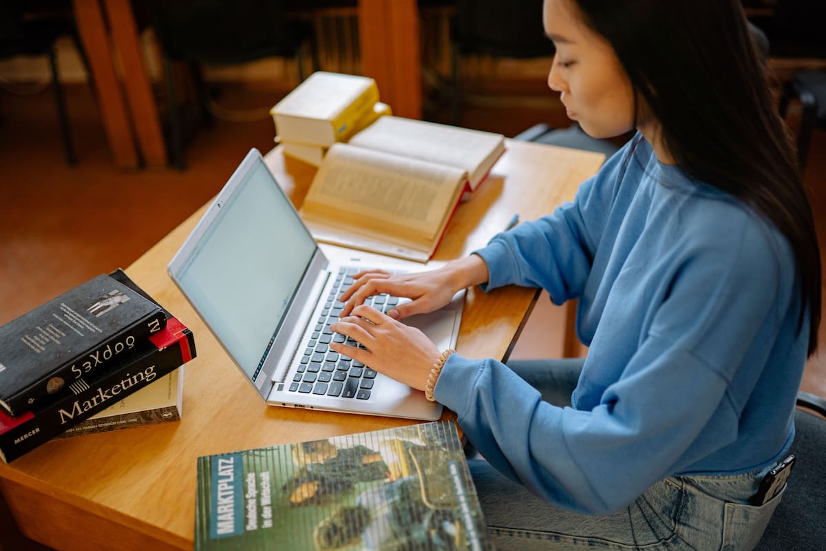 A la hora de estudiar, poder resumir grandes fuentes de información en minutos puede ayudar al estudiante a concentrarse en los conceptos que debe incorporar