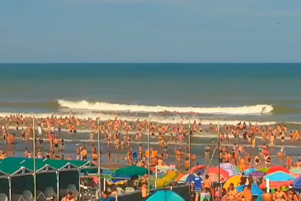 A la hora de la "marejada" había miles de personas en la playa de Mar Chiquita