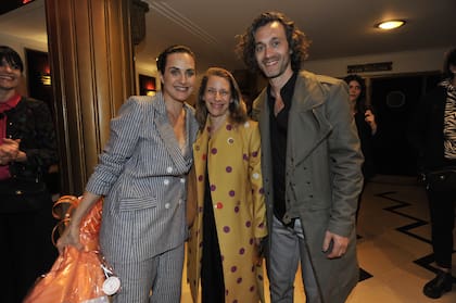 A la hora de saludar a los invitados, Julieta Díaz posó sonriente junto a Elena Roger y Mariano Torre