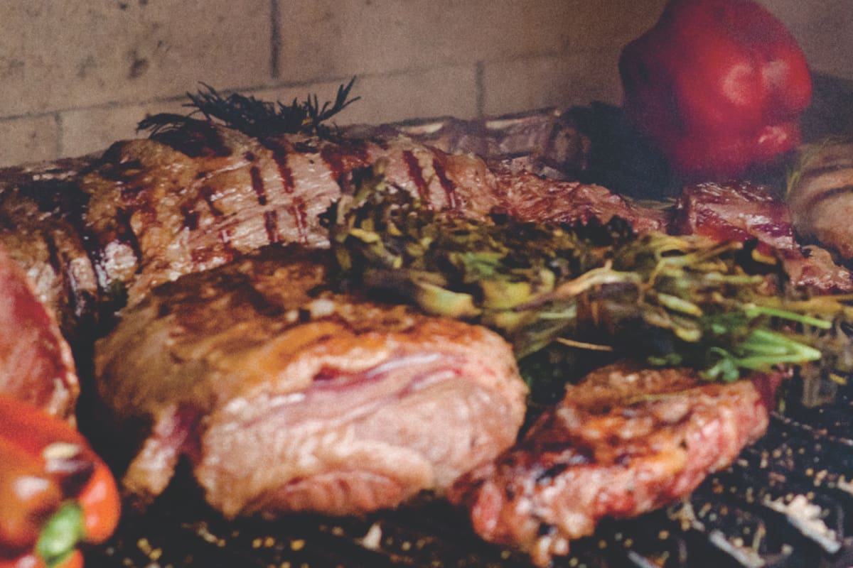 A la hora del asado, estos son los pasos del menú según Gastón Riveira, gestor de La Cabrera, en su libro Recetas Argentinas de mi cocina.