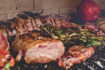A la hora del asado, estos son los pasos del menú según Gastón Riveira, gestor de La Cabrera, en su libro Recetas Argentinas de mi cocina.
