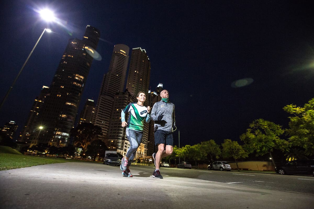 A la hora en que el sol empieza a irse, son cada vez más los porteños que salen de la oficina y deciden reemplazar otras actividades sociales por el ejercicio físico en grupo; el furor por correr coloniza nuevas franjas horarias