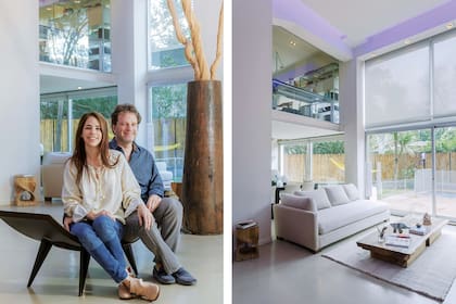 A la izq., los dueños de casa en un chaise longue de madera. Sobre el espacio del comedor, se ubica el escritorio, que balconea hacia el living.