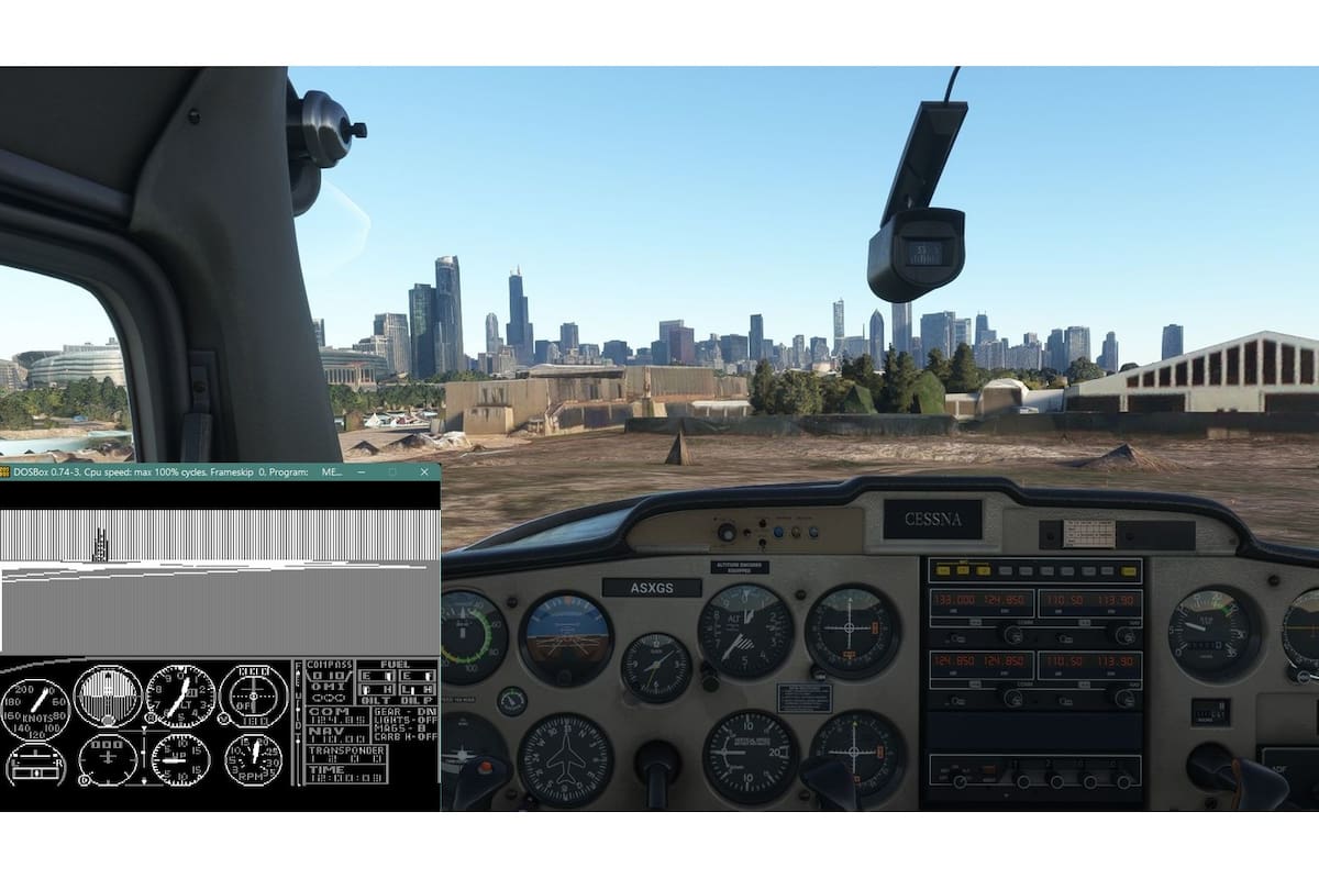 A la izquierda, abajo, una pantalla del primer Flight Simulador de Microsoft, de 1982; ocupando el resto de la imagen, la misma escena, cuarenta años después