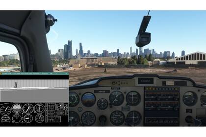 A la izquierda, abajo, una pantalla del primer Flight Simulador de Microsoft, de 1982; ocupando el resto de la imagen, la misma escena, cuarenta años después