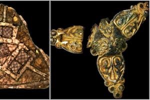 A la izquierda, broche triangular con mosaico de vidrio y esmalte dorado procedente de Irlanda o Inglaterra. A la derecha, broche de trébol