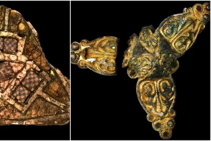 A la izquierda, broche triangular con mosaico de vidrio y esmalte dorado procedente de Irlanda o Inglaterra. A la derecha, broche de trébol