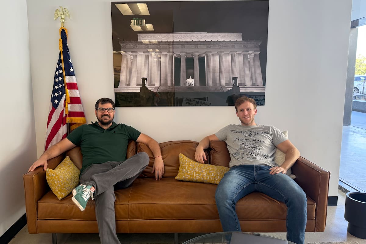 A la izquierda, Bruno Pauni, y a la derecha, Agustín Schwartz, ambos líderes de la empresa WhyW8t. Gentileza: Bruno Pauni.