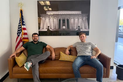 A la izquierda, Bruno Pauni, y a la derecha, Agustín Schwartz, ambos líderes de la empresa WhyW8t. Gentileza: Bruno Pauni.