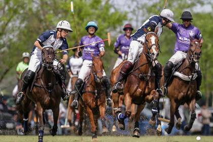 A la izquierda, Camilo Castagnola, con la camiseta 1 de La Dolfina, el apellido "Cambiaso" en la espalda y sus primeros instantes en el Abierto de Tortugas; su equipo superó por 15-8 a La Albertina, en el último de los cuartos de final.