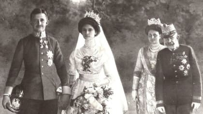 A la izquierda Carlos Habsburgo y Zita el día de su casamiento, a la derecha, el emperador Francisco José.