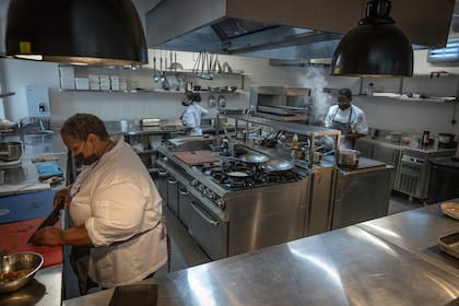 A la izquierda cocina Xoliswa Ndoyiya, la ex chef de Mandela que cocinó para él por más de 20 años