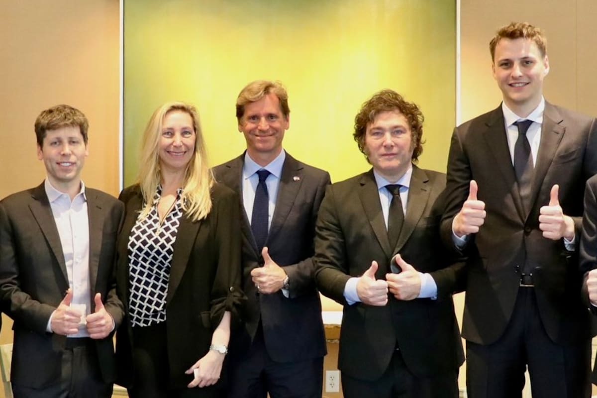 A la izquierda de la foto, Sam Altman, el CEO de OpenAI, junto a Karina Milei; a la derecha de la imagen está Alex Blania, de Worldcoin, junto a Javier Milei