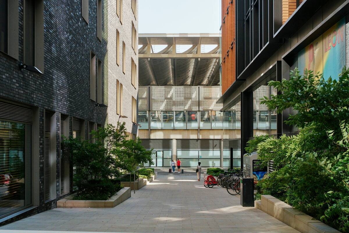 A la izquierda, DeepMind; a la derecha, Google, ambas parte de Alphabet, cerca de la estación de St Pancras, Londres