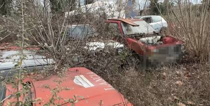 A la izquierda del Lancia había dos Fiat Uno preparados para el rally