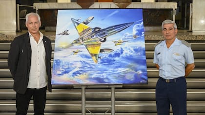 A la izquierda, el artista Javier de Aubeyzon; a la derecha, el jefe del Estado Mayor General de la Fuerza Aérea Argentina, el brigadier general Xavier Isaac; en el centro, la obra "Custodios eternos", donada a la Fuerza Aérea