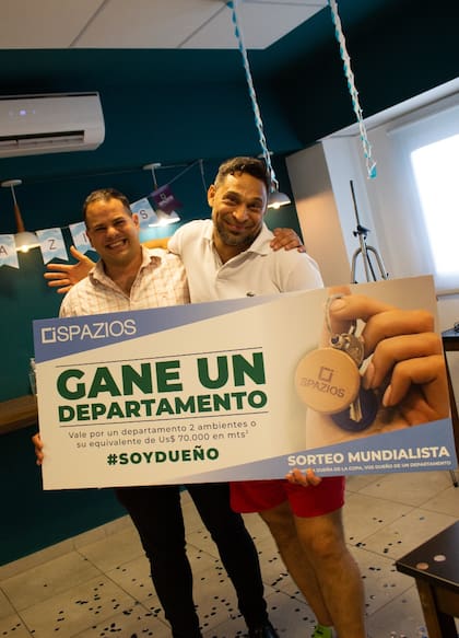 A la izquierda, el asesor Lucas Mercado que le vendió el departamento a Silvestre David, parado a la derecha