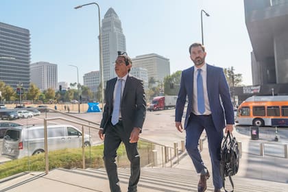 A la izquierda, el doctor Mark Chávez, médico de San Diego acusado de administrarle ketamina a Matthew Perry (en compañía de su abogado, Matthew Binninger), en su llegada a una audiencia en Los Ángeles, el pasado 2 de octubre