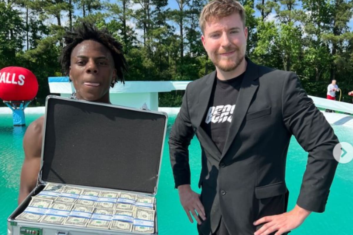 A la izquierda el influencer Speed y a la derecha con las manos en la cintura Mr. Beast