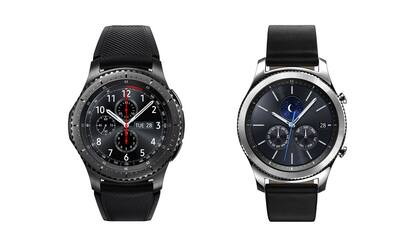 A la izquierda, el reloj Samsung Gear S3 Frontier, con conectividad 4G LTE, acompañado por el Gear S3 Classic