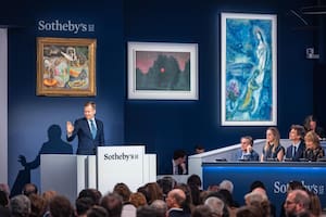 A la izquierda, la obra de Leonora Carrington vendida anoche por Oliver Barker en Sotheby's de Nueva York