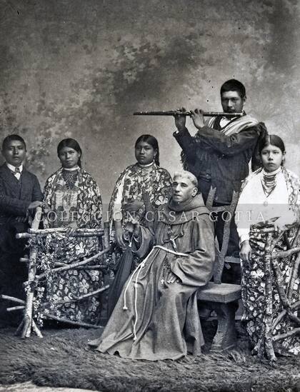 A la izquierda, la pareja formada por Antonino Yumbire y su esposa María Manuel Cappairu. Detrás del fray Doroteo Giannechini, tocando la flauta, Fortunato Cuarassimimmi. Las otras dos muchachas son Prudenciana Mbaisseiru y Petronila Tuye. Ellos fueron quienes viajaron a Turín en 1898.