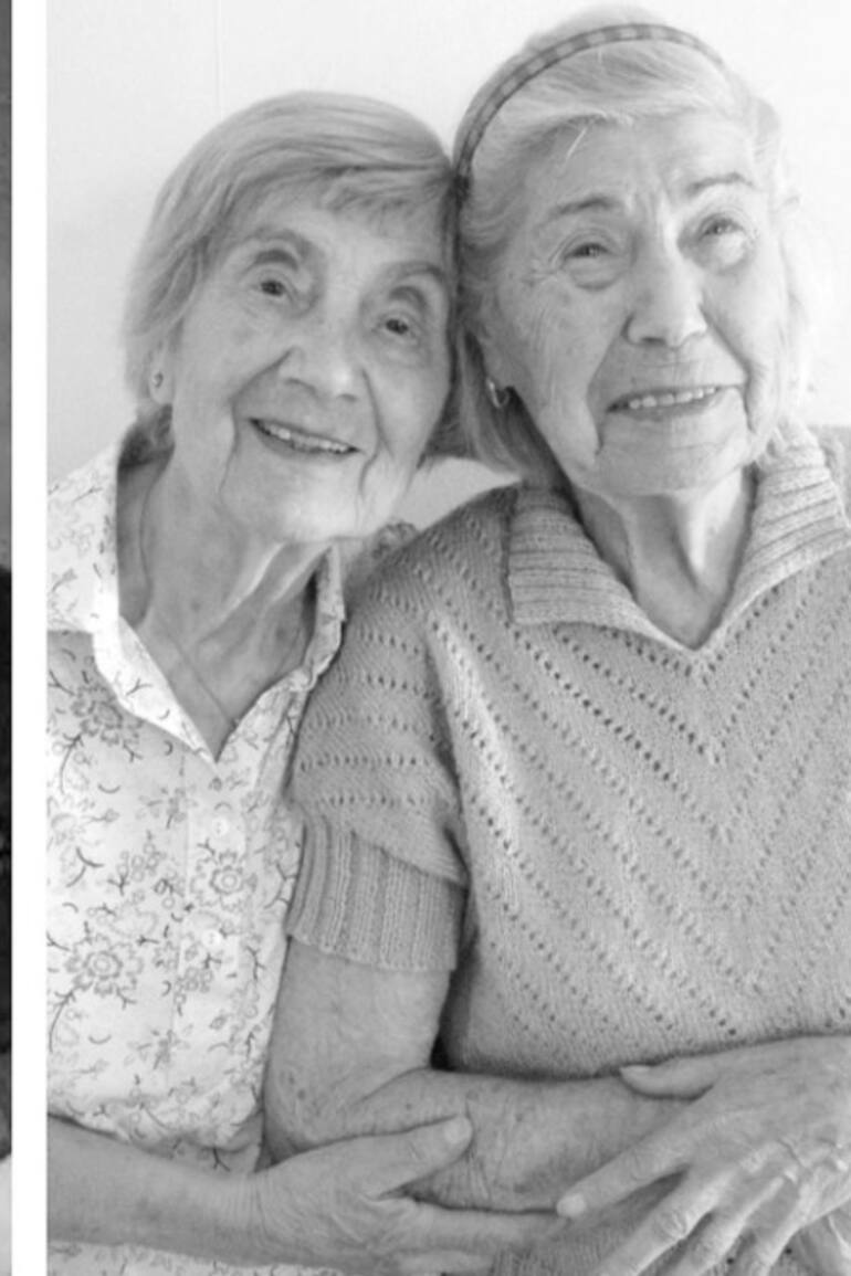 A la izquierda, las hermanas Bracha y Katka Berkovic poco antes de que desatarse la II Guerra Mundial; a la derecha, las costureras recrean la misma foto en 2013. (Foto: Gentileza de Lucy Adlington)