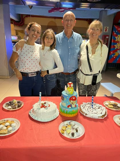 A la izquierda, Maia y su hija Amelie; a la derecha, Alex y su esposa