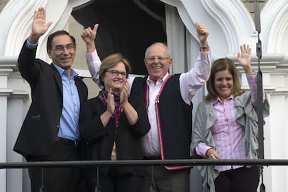 A la izquierda, Martín Vizcarra