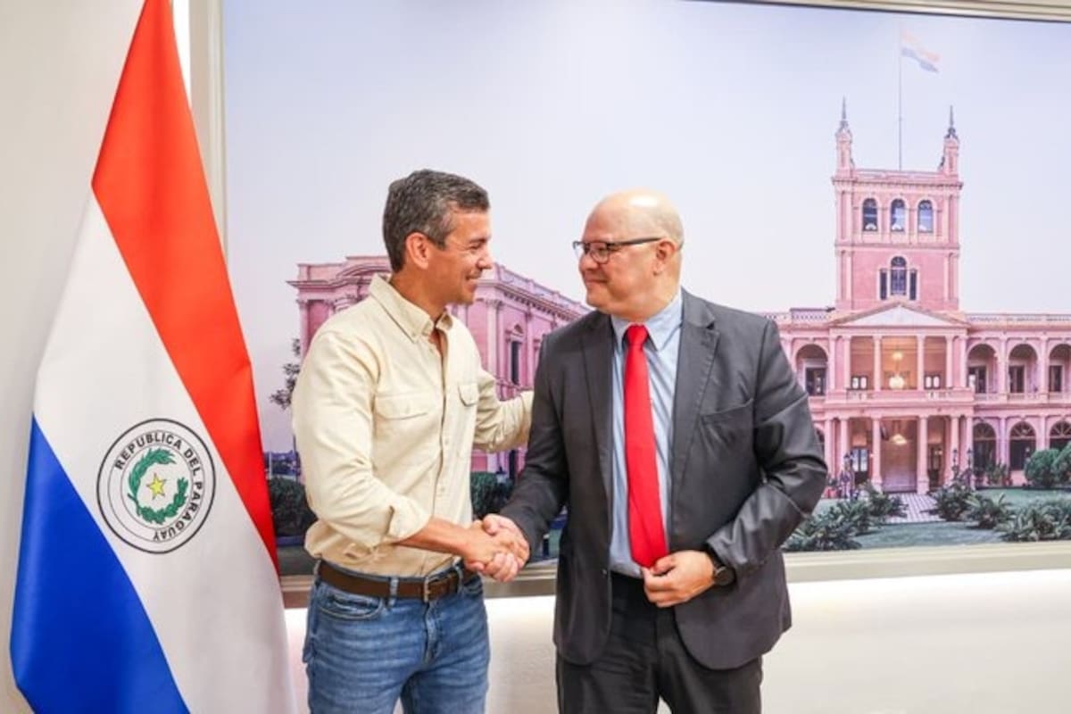 A la izquierda Santiago Peña, presidente de Paraguay, y a la derecha el ministro de Economía paraguayo, Óscar Lovera