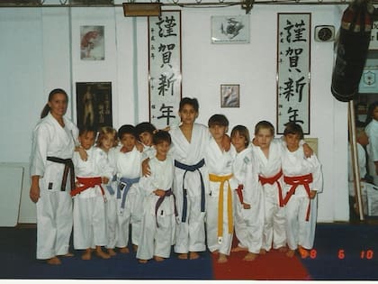 A la izquierda su mamá y compañeros de una clase.