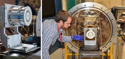 A la izquierda, un propulsor NASA-H71M ; a la derecha, el Dr. Jonathan Mackey, de la NASA, junto a uno de los nuevos propulsores