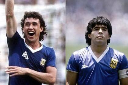 A la izquierda, Valdano y la camiseta que usó con Uruguay, marcada por la transpiración; a la derecha, Maradona con las compradas de apuro, para jugar contra Inglaterra.