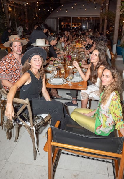 A la izquierda, Ximena Caminos y su marido, Luciano Ferreyra; y, del otro lado de la mesa, la diseñadora Paula Selby Avellaneda -creadora de House of Matching Colours y curadora de la Big Bang Boutique del Feana, en Miami Beach- y Deborah de Corral.